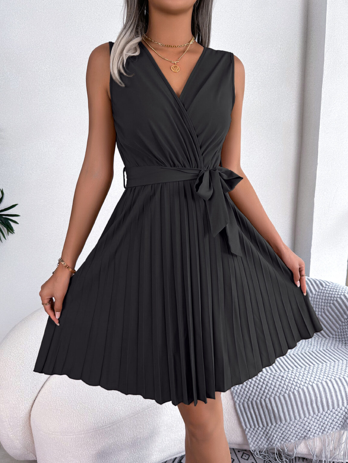 Elegant V-Neck Sleeveless Pleated Dress - Image 3