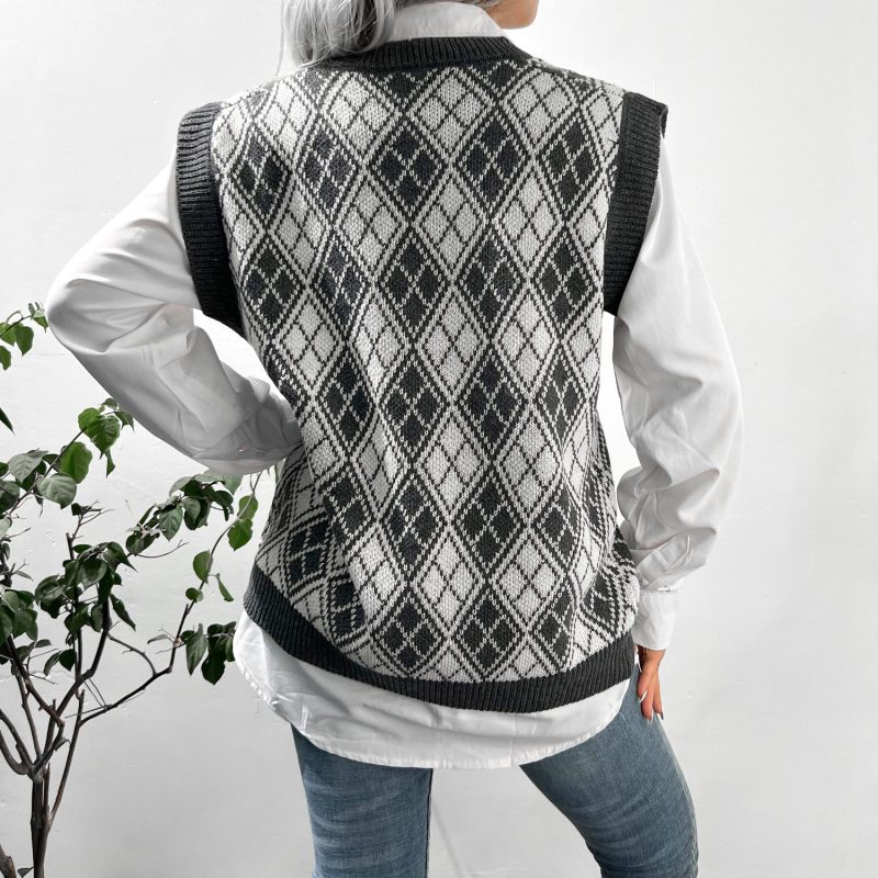 Plaid Knitted Vest for Autumn/Winter Comfort - Image 4
