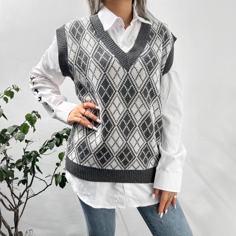 Plaid Knitted Vest for Autumn/Winter Comfort - Image 2