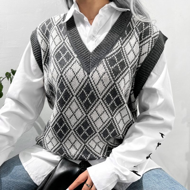 Plaid Knitted Vest for Autumn/Winter Comfort - Image 3