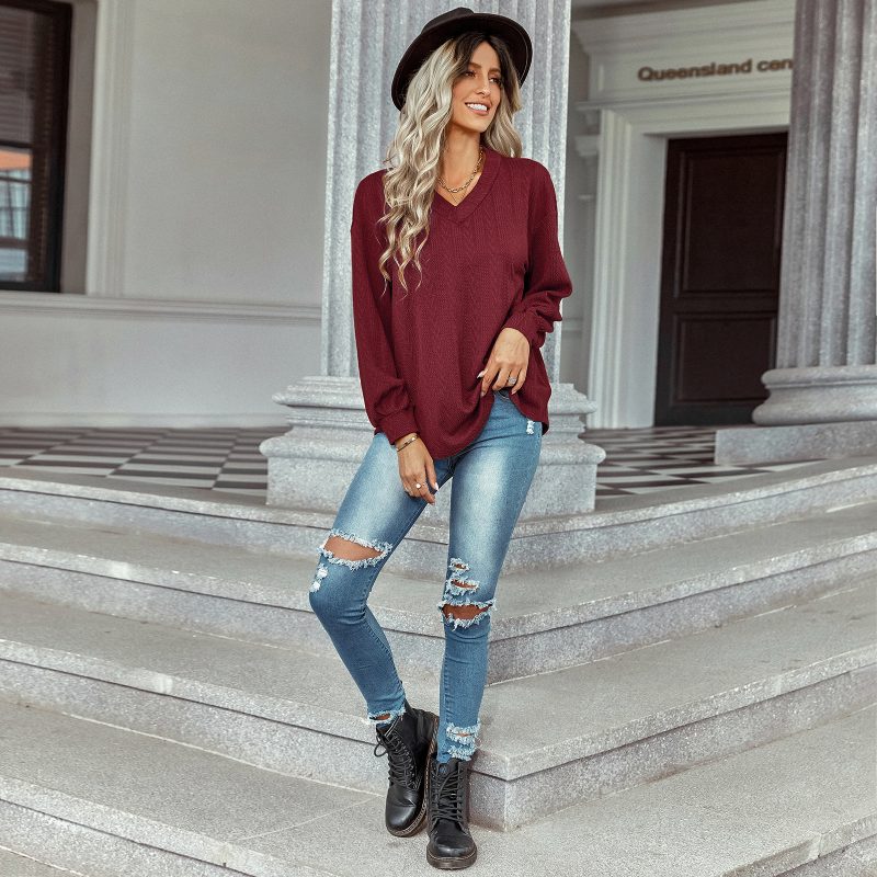 Chic Jacquard V-neck Sweater: Early Autumn Elegance - Image 3