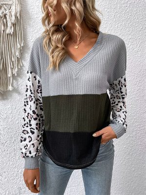 Chic Leopard Print V-Neck Long Sleeve Knitwear: Effortlessly Stylish Casual Tops