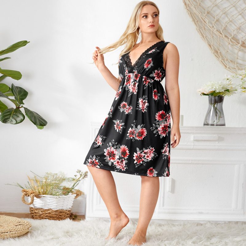Comfortable Plus Size Nightdress with Lace Accents: Ideal for Cozy Homewear