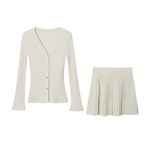 Stylish Blogger Ensemble: French High-Grade Knitted Cardigan with Pleated Skirt - Perfect for Early Autumn Vibes - Image 4