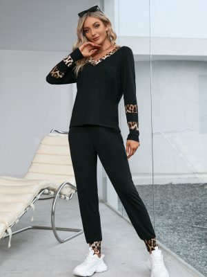 Wild and Cozy: Ladies’ Leopard Splicing Sweater Set, Perfect for Autumn Casual Sports