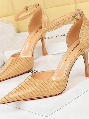 Retro Wood Grain Kitten Heels