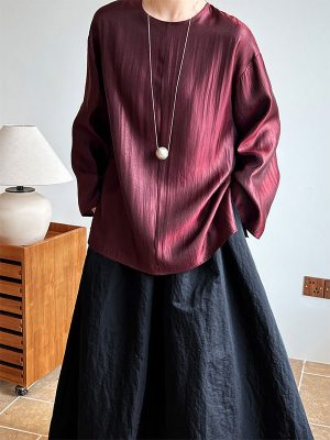 Minimalist Raglan Sleeve Pearl Round Neck Pullover: Loose Drape Shirt for Women, Casual and Elegant