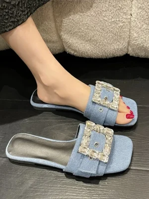 Summer sandals with metal button and letter decoration