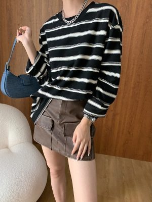 Casual Loose Black and White Striped Brushed Round Neck Sweatshirt for Early Autumn