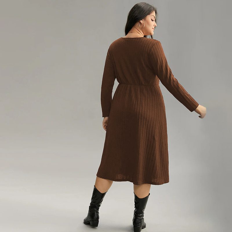 Plus Size Simple V-Neck Dress – Office Style for Autumn/Winter - Image 3
