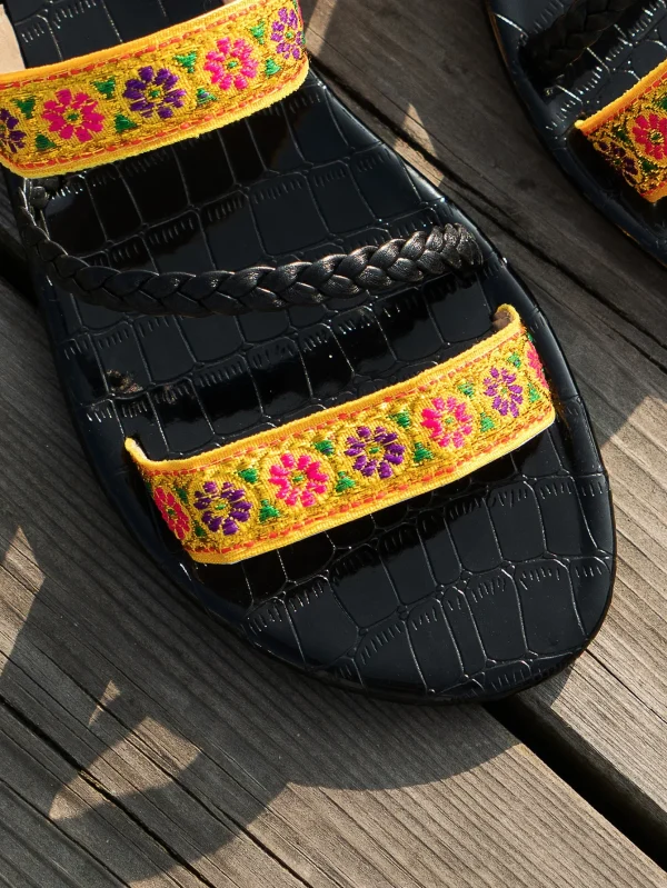 Fashion Flat Sandals for Women with Three Floral Straps - Image 12