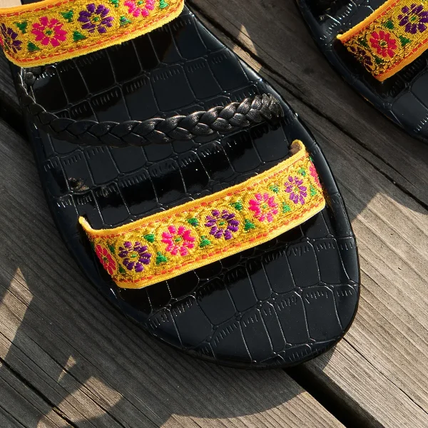 Fashion Flat Sandals for Women with Three Floral Straps - Image 15