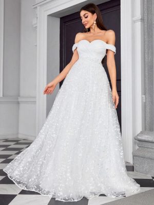 Off-Shoulder Light Wedding Dress – Elegant Outdoor Photography Gown