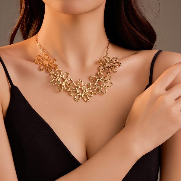 Retro Asymmetric Floral Petals Necklace