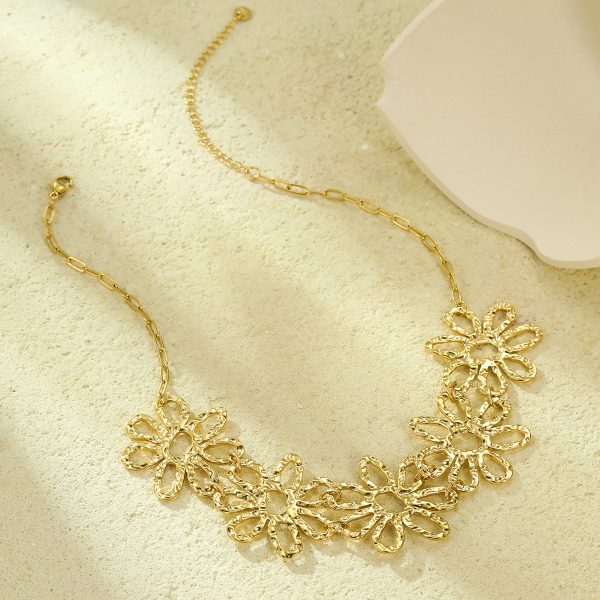 Retro Asymmetric Floral Petals Necklace - Image 3