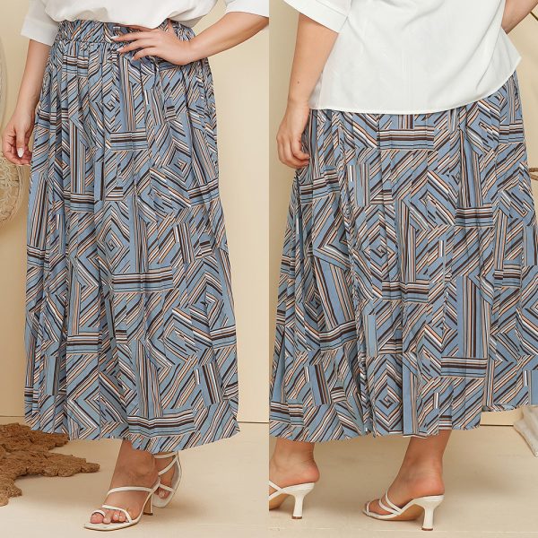 Plus Size Abstract Print Maxi Dress with Pleated Skirt - Image 4