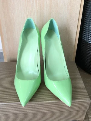 Glossy Light Green Women Side V Edeged Pointy Toe Formal Dress