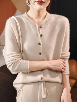 Wool women’s V-neck stand-up pullovers in autumn