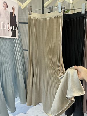 Elegant White Fishtail Pleated Skirt