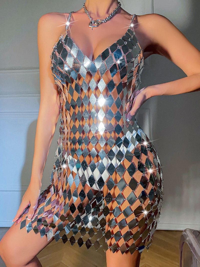 Low-Cut Backless Chain Dress - Image 3