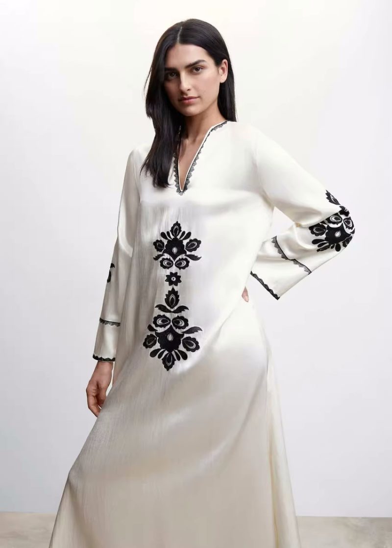 Vintage Embroidered White Dress Ladies - Image 3