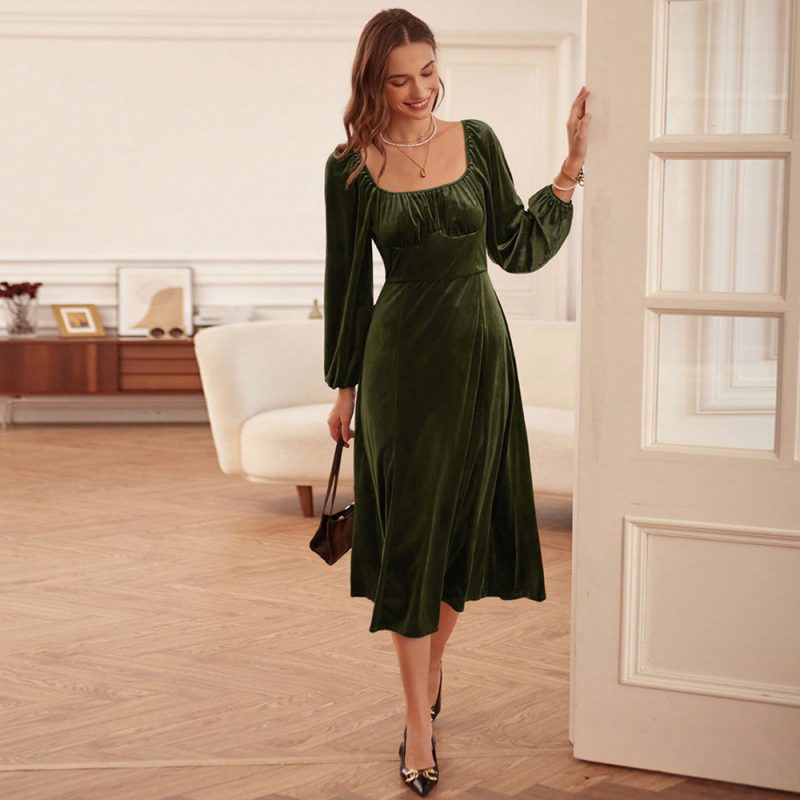 Elegant Velvet Dress with Square Neckline - Image 3