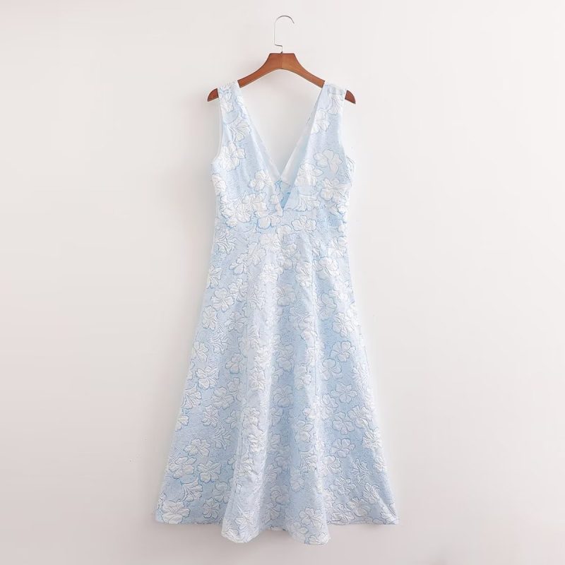 Minimalist French Dress with Bare Back Look - Image 2