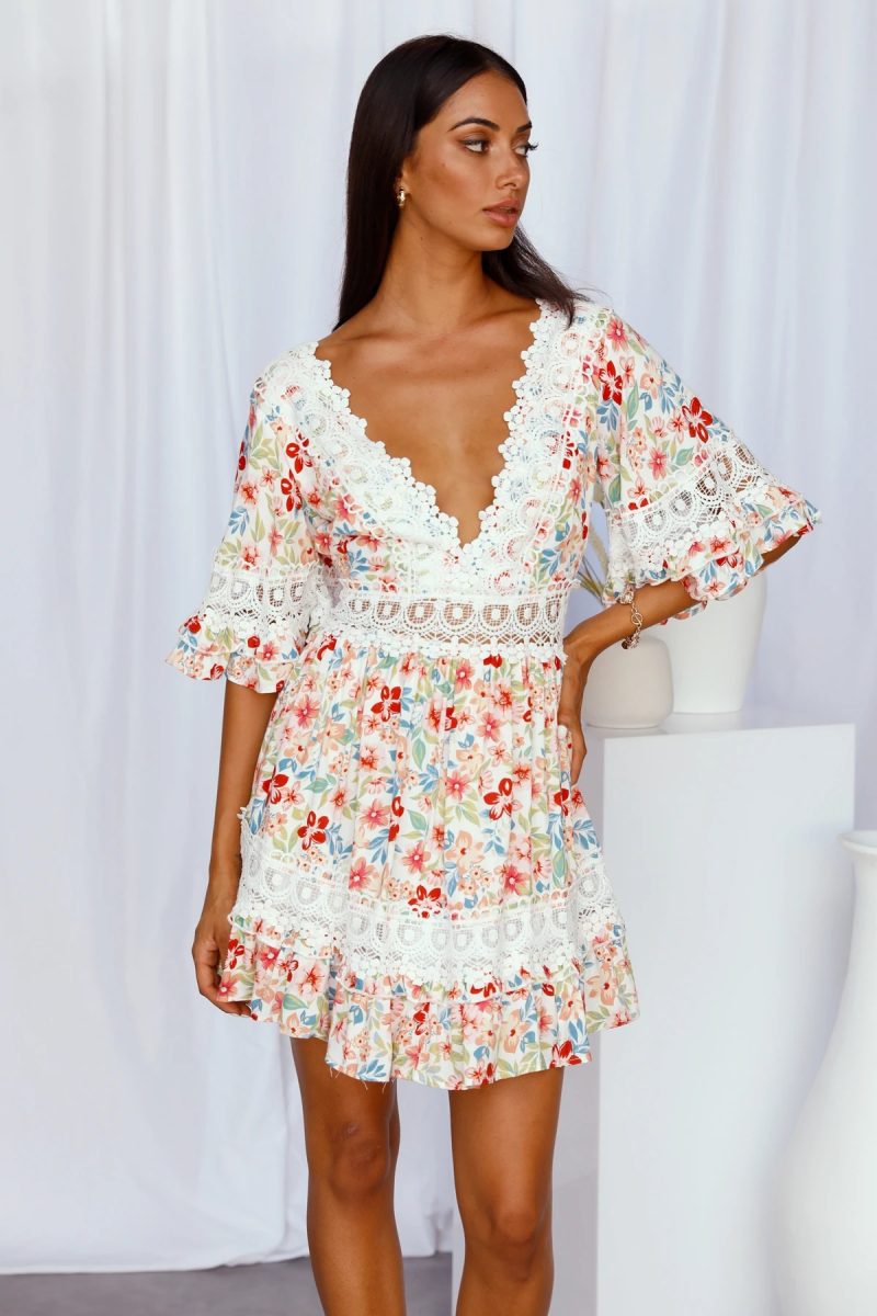 Slimming Summer Dress with Lace Stitching Detail - Image 3