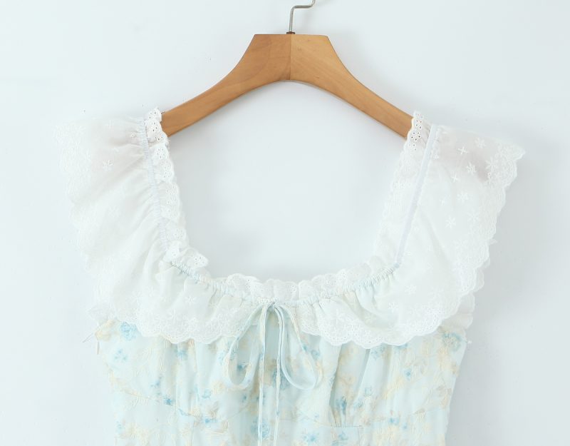Sleeveless Embroidered Dress with Doll Silhouette - Image 4